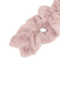 Scrunchie in finta pelliccia di un delicato rosa, caratterizzato da un design attorcigliato con tessuto morbido e fluffy e un'apertura circolare centrale.