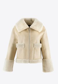 Giacca beige foderata in pelliccia sintetica con un ampio colletto, zip frontale e due tasche a toppa. Caratterizzata da un tessuto morbido e testurizzato e maniche con polsini.