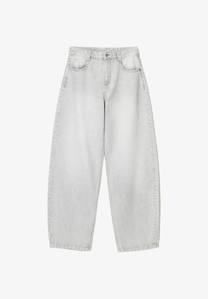 Jeans largi gri deschis din denim, cu buzunare frontale, talie cu nasturi și un aspect ușor estompat.