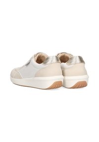 Zapatillas blancas con una parte superior de tela texturizada, acentos de ante beige y lengüetas metálicas doradas en el talón. Cuenta con una suela acolchada y una suela de goma.