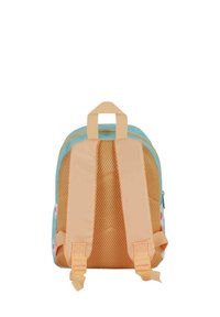 Pequeña mochila con un exterior turquesa, panel trasero de malla, correas beige y patrones de puntos coloridos a los lados. De forma rectangular.