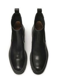 Botas de cuero negro hasta el tobillo con un acabado suave, paneles laterales elásticos y tiradores, que presentan una punta redondeada y detalles de costura.