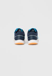 Αθλητικά παπούτσια σε ναυτικό μπλε με υφασμάτινο επάνω μέρος, ανοιχτό μπλε λεπτομέρειες και πορτοκαλί λαστιχένιες σόλες. Διαθέτουν μαξιλαρωμένο περίβλημα για άνεση.