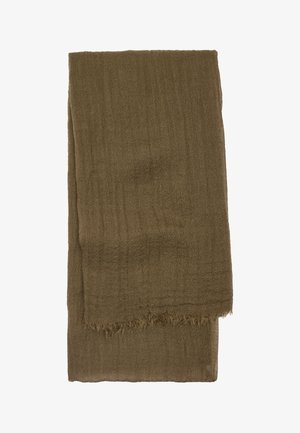 Miękki, złożony brązowy szalik o lekko teksturowanej powierzchni i postrzępionych krawędziach na białym tle.