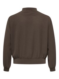 Hnedý pulóver s dlhým rukávom s rebrovaným vysokým golierom, manžetami a lemom, zobrazený zozadu.