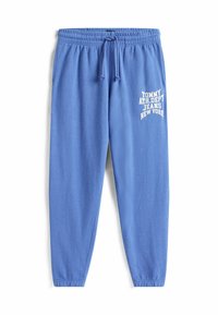 Blaue Sweatpants mit elastischem Bund und verstellbarem Kordelzug. Auf dem linken Bein befindet sich ein weißer Schriftzug: "TOMMY ATH. DEPT JEANS NEW YORK".