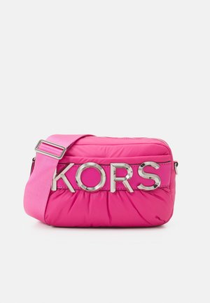 Borsa a tracolla imbottita rosa con logo "KORS" in argento, tracolla regolabile e chiusura con zip. Texture liscia con leggera lucentezza.