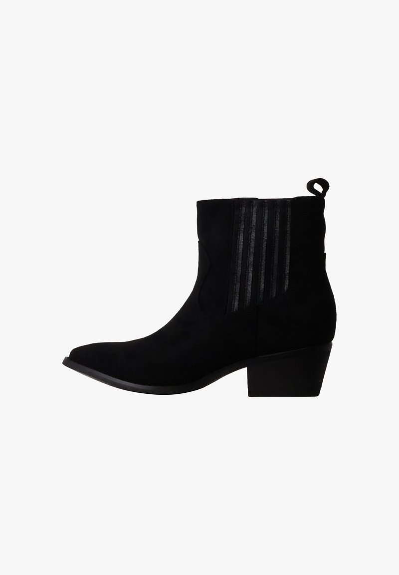 Bottine en daim noir avec bout pointu, petit talon bloc, panneaux latéraux élastiques et boucle à l'arrière.