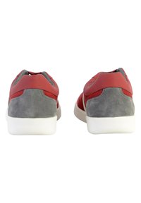 Sneaker rossi e grigi con tomaia in suede e rete, suola in gomma bianca, punta arrotondata e design minimalista. La vista posteriore mostra i dettagli delle cuciture.