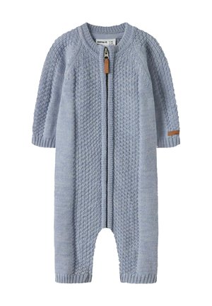 Combinaison tricotée bleu clair pour bébé avec manches longues, motif en maille texturée, et fermeture éclair devant avec tirette en cuir.