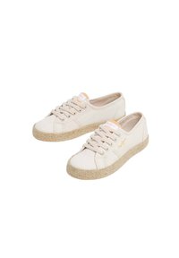 Sneaker in tela beige con suola in juta intrecciata, dotate di punta rotonda, lacci frontali e un'etichetta arancione sulla linguetta.