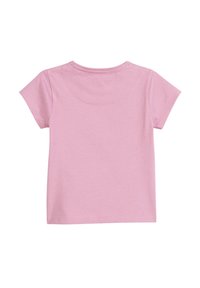Różowa bawełniana koszulka z krótkim rękawem, okrągłym dekoltem i gładką teksturą; posiada prostą stębnowanie wzdłuż dekoltu i rękawów.