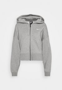Grå zip-hoodie gjord av mjukt, texturerat tyg. Har en stor huva, dragsko och en liten vit logotyp på bröstet. Avkortad design.
