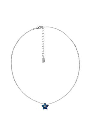 Collana con catena in argento con piccolo ciondolo a forma di fiore blu con cinque pietre blu e una pietra centrale trasparente, chiusura regolabile.