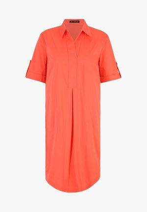Korálové šaty-košile s límečkem, krátkými ohrnutými rukávy, předním dílem na knoflíky a středními sklady. Hladká látka a zaoblený spodní okraj.
