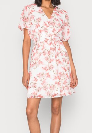 Kwiecista krótka sukienka w kolorze białym z różowymi i beżowymi kwiatami, dekolt w kształcie litery V, skrzydlate rękawy, taliowany krój, lekka tkanina i zwiewna sylwetka.