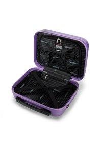 Funda de viaje rígida morada con doble cremallera. El interior cuenta con un forro negro, bolsillos elásticos y un compartimento con cremallera.