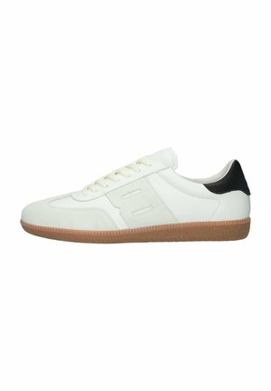 Hvid lædersneaker med lys brun gummisål, hvide snørebånd og sort hældetalje vist fra siden på en hvid baggrund.