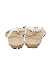 Coppia di sandali infradito beige con cinturini bianchi intrecciati e decorazioni con perle, mostrati di fronte su uno sfondo bianco.