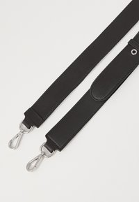 Cintura in ecopelle nera con clip in metallo argentato, design piatto, texture liscia e una sezione avvolta in pelle per maggiore comfort.