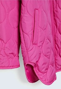 Rosa gesteppte Jacke mit einem gerundeten Muster, ausgestattet mit einer Seitentasche und einer weichen, glatten Textur. Lange Ärmel mit offenen Bündchen.