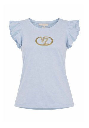 Top azzurro chiaro a maniche corte con maniche arricciate e logo ovale dorato contenente "Y7Z" con piccoli puntini bianchi al centro anteriore.