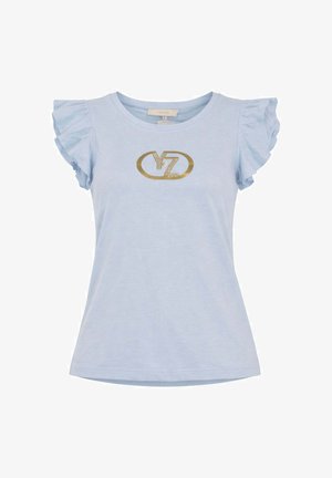 Top azzurro chiaro a maniche corte con maniche arricciate e logo ovale dorato contenente "Y7Z" con piccoli puntini bianchi al centro anteriore.
