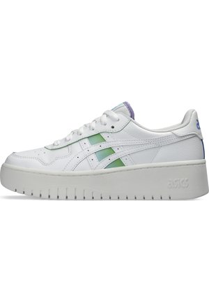 Sneakers bianchi in pelle con dettagli verdi e blu, punta tonda, suola piatta e piattaforma testurizzata. Presentano tre strisce sul lato.