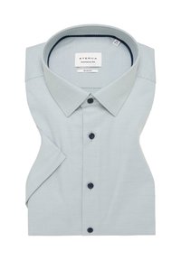 Camicia slim-fit azzurro chiaro con un motivo a quadretti, colletto button-down, bottoni scuri e un'etichetta con il nome del brand e la taglia.