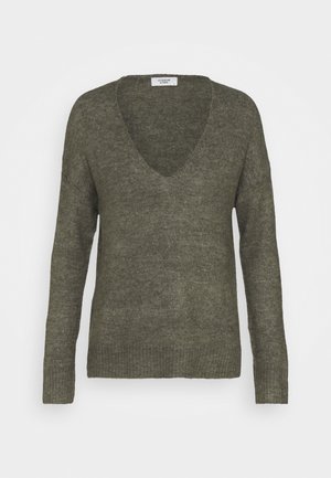 Pull en maille vert olive avec un décolleté en V profond, des manches longues et un ourlet côtelé. Texture douce et silhouette décontractée, adaptée aux superpositions.