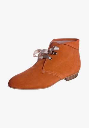 Bota de tobillo de ante color óxido con cordones de cinta beige, detalle de costuras y tacón bajo de madera apilada.