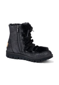 Czarne błyszczące botki na kostkę z syntetycznym futerkiem, sznurowanym przodem, z zamkiem błyskawicznym i teksturowaną gumową podeszwą. Posiadają logo na boku.