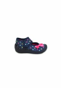 Marineblauwe stoffen schoen met meerkleurige hartpatronen, verstelbare band en een roze strikaccent op de teen. Flexibele zwarte zool met grip.