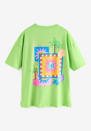 Zielony bawełniany t-shirt z kolorową grafiką przedstawiającą słońca, palmy i muszle na plecach. Luźny krój z krótkimi rękawami.
