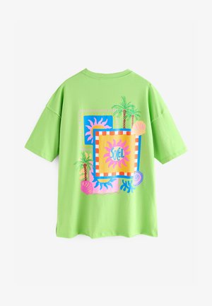 Zelena bombažna majica s kratkimi rokavi, na hrbtni strani z barvito grafiko sonc, palm in školjk. Ohlapen kroj.