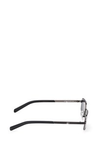 Occhiali da sole con una montatura in metallo elegante, lenti grigie, terminali delle aste in plastica nera e naselli regolabili. Design minimalista con accenti sottili.
