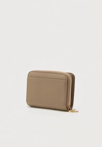 Portefeuille compact en cuir taupe avec fermeture éclair dorée et poche extérieure plate sur fond blanc.