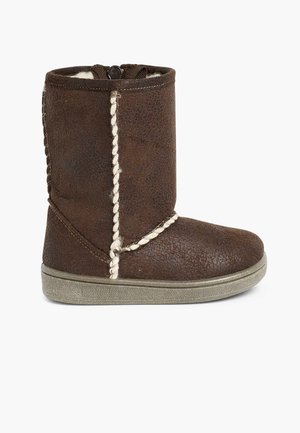 Bruine enkelboot van gestructureerd leer, met een crèmekleurige gevlochten detail langs de naad en een rubberen zool voor grip.