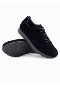 Mustat mokkanahka sneakerit, joissa on sileä viimeistely, teksturoitu kumipohja ja pyöreät nauhat. Ominaisuuksiin kuuluu matala profiili ja pehmustettu kaulus.