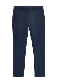 Chino blu navy realizzati in tessuto dal tocco morbido, dotati di chiusura frontale con bottone, tasche laterali e taglio affusolato.