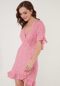 LELA FLORAL V NECK RUFFLE DETAIL MINI  - Denné šaty - fuchsia