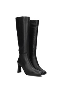 Kniehoge zwarte leren laarzen met een gladde textuur, vierkante neus en chunky hak, met een slanke, getailleerde uitstraling.