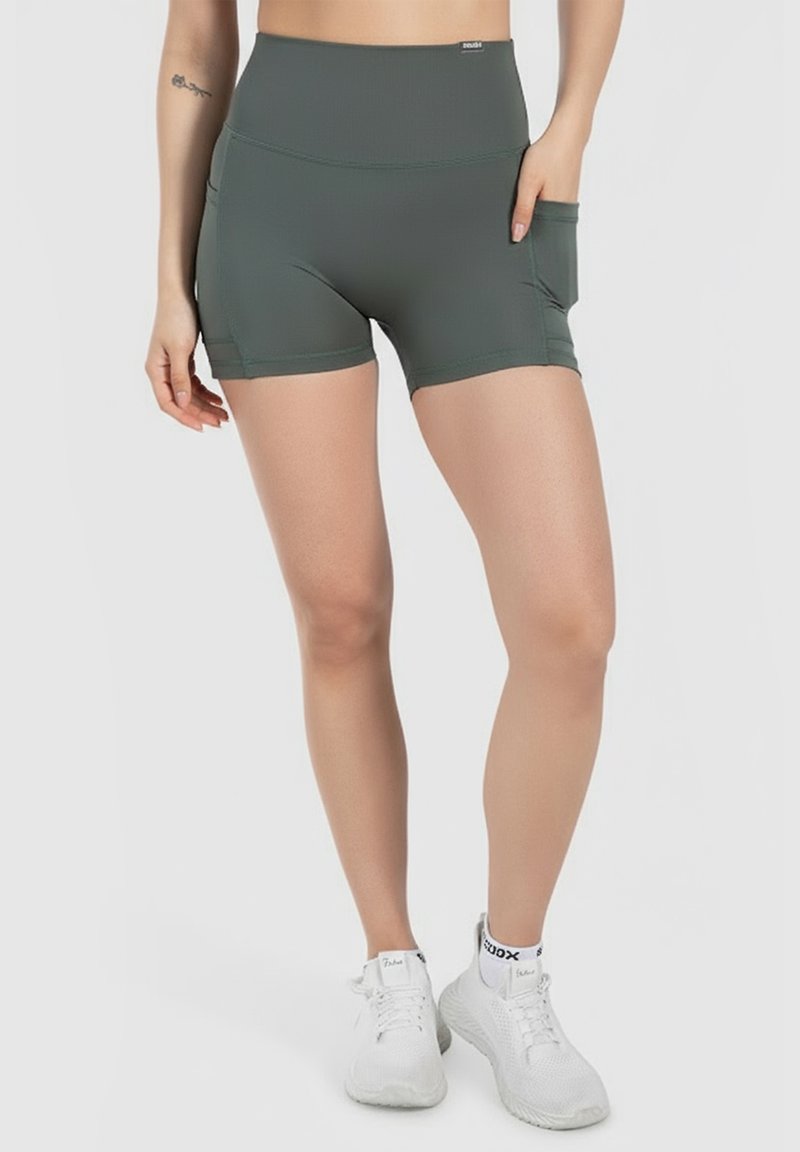 Szorty sportowe w kolorze ciemnozielonym, o wysokim stanie, z gładką teksturą, z bocznymi kieszeniami i dopasowanym krojem.