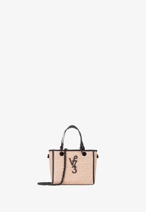 Bolsa tote tejida beige con ribete negro, asas negras, correa de cadena y detalle del logo negro "V 7 3" en el frente.