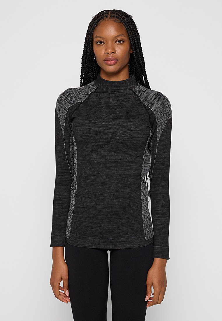Zwarte sportieve top met lange mouwen, voorzien van grijze textuur zijpanelen en een hoge halslijn. Heeft een aansluitende pasvorm en een gladde stoftextuur.