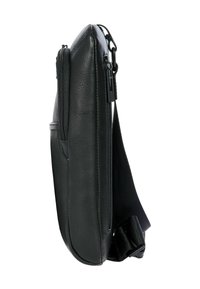 Sac à épaule en cuir noir avec une texture lisse, un profil slim, une poche zippée externe et une sangle ajustable.