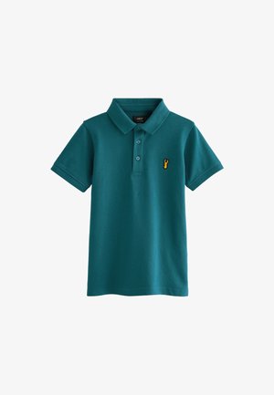 Camisa polo color azul verdoso de algodón, con un cuello de tres botones, mangas cortas y un pequeño logotipo de langosta amarilla bordado en el pecho.