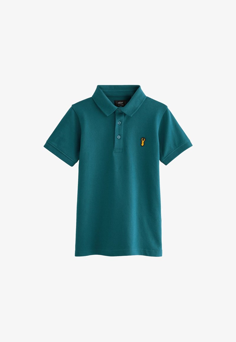 Türkiz pólóing, ami pamutból készült, három gombos nyakkal, rövid ujjakkal és egy kis, hímzett sárga homárral a mellkasán.