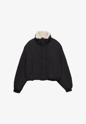 Crna skraćena jakna s visokim okovratnikom, s mekanim, kremastim umjetnim krznom unutrašnjosti, elastičnim manžetama i dvije prednje džepa.