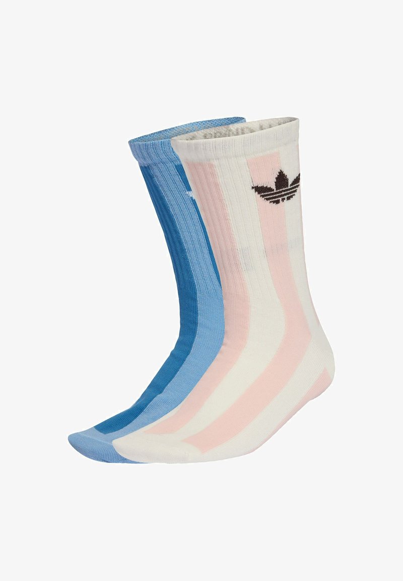 Tri páry bavlnených ponožiek so svetlomodrými, tmavomodrými a ružovými pruhmi na bielom podklade, na jednej ponožke je hnedé logo.